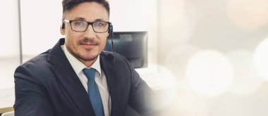 Ofiste çalışan, kulaklık takan iş adamları daha geniş görüşlü.