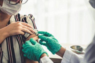 Genç bayan, aşı için yetenekli doktoru hastanede ziyaret ediyor.