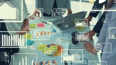 Şirket personeli toplantısındaki iş adamları imrendirici grafikle