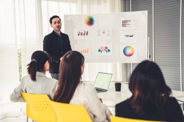 İş adamları daire içinde otururken iş projesini ustaca tartışıyor