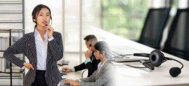 Ofiste çalışan, kulaklık takan iş adamları daha geniş görüşlü.