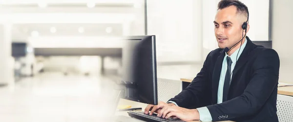 Zakenmensen die een headset dragen en op kantoor werken, verbreden het zicht — Stockfoto