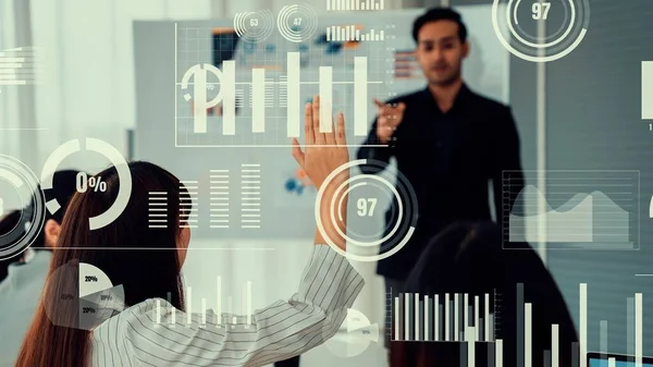 Şirket personeli toplantısındaki iş adamları imrendirici grafikle