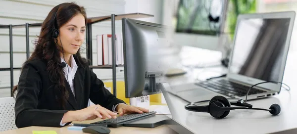 Geschäftsleute mit Headset im Büro erweitern den Blick — Stockfoto