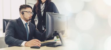 Ofiste çalışan, kulaklık takan iş adamları daha geniş görüşlü.