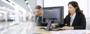 Ofiste çalışan, kulaklık takan iş adamları daha geniş görüşlü.