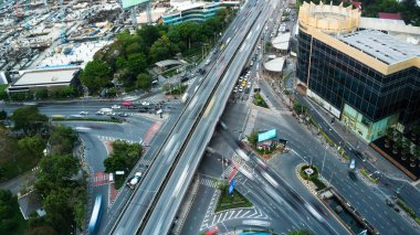 Metropolis şehir merkezinde yoğun otoyol kavşağı