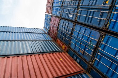 Deniz aşırı nakliyat için kargo konteynırı. Yerden yukarı bak.