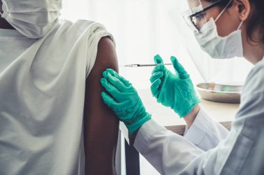 Genç adam, aşı için yetenekli doktoru hastanede ziyaret ediyor.