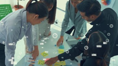 Şirket personeli toplantısındaki iş adamları imrendirici grafikle