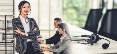 Ofiste çalışan, kulaklık takan iş adamları daha geniş görüşlü.