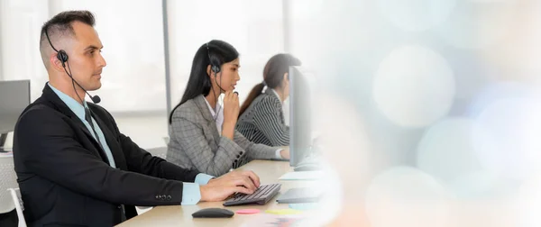 Zakenmensen die een headset dragen en op kantoor werken, verbreden het zicht — Stockfoto