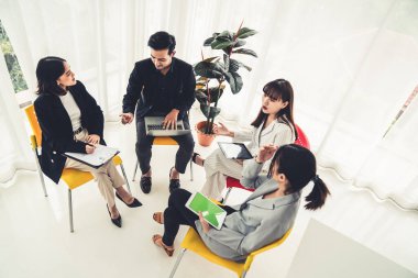 İş adamları daire içinde otururken iş projesini ustaca tartışıyor