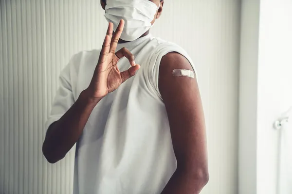 Afro-Amerikaanse tiener toont vrolijk COVID-19 vaccinverband — Stockfoto