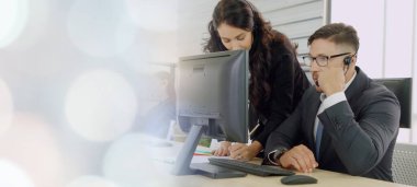 Ofiste çalışan, kulaklık takan iş adamları daha geniş görüşlü.