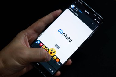 Meta logosu bir aygıt ekranında gösterilir