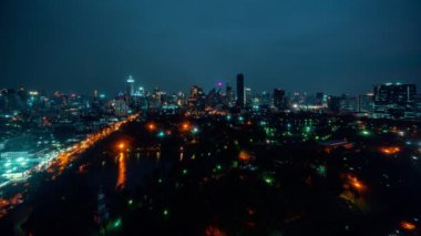 Metropolis şehir merkezindeki hızlandırılmış gece manzarası ve yüksek binalar