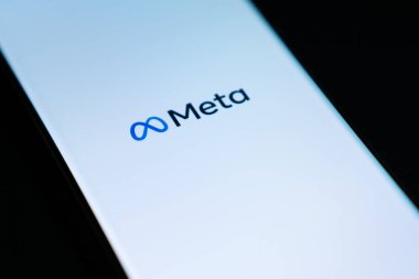 Meta logosu bir aygıt ekranında gösterilir