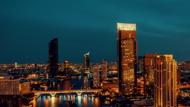 도시 중심부의 야간 도시 경관 과 고층 건물 들 — 비디오