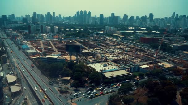 Πανοραμική άποψη του αστικού τοπίου και του εργοταξίου στη μητρόπολη — Αρχείο Βίντεο
