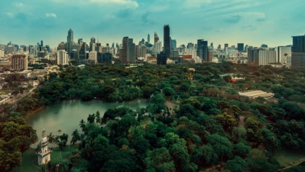 Zeitraffer öffentlicher Park und Hochhäuser Stadtbild in der Metropole — Stockvideo