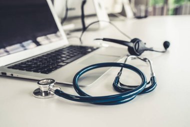 Klinikteki kulaklık ve doktor ekipmanları hasta için aktif destek için hazır.