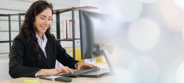 Ofiste çalışan, kulaklık takan iş adamları daha geniş görüşlü.