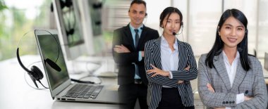 Ofiste çalışan kulaklık takan işadamları uzak müşteri ya da meslektaşlarını desteklemek için çalışıyorlar. Çağrı merkezi, tele pazarlama, müşteri destek acentesi geniş görünümde hizmet sunar .