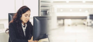 Ofiste çalışan, kulaklık takan iş adamları daha geniş görüşlü.