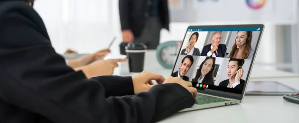 Empresários em reunião de videochamadas discutem proficientemente o plano de negócios — Fotografia de Stock
