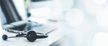 Çağrı merkezindeki kulaklık ve müşteri destek ekipmanları aktif hizmete hazır.