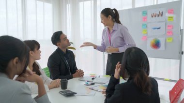 Yetenekli iş kadını takım liderinin iş projesi sunumu