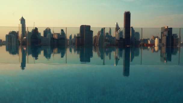 Şehir manzarası ve metropol şehrinde su yansıması olan yüksek binalar. — Stok video