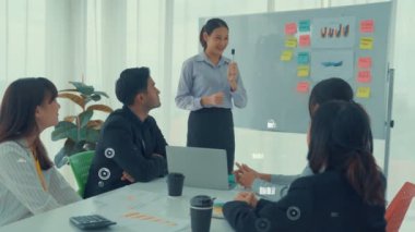 Şirket personeli toplantısındaki iş adamları imrendirici grafikle