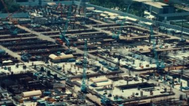 Metropolis 'te ağır inşaat makineleri olan büyük bir şantiye.