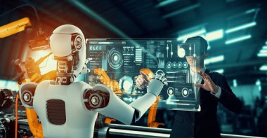 Mekanize endüstri robotu ve insan işçileri gelecekteki fabrikada birlikte çalışıyorlar.