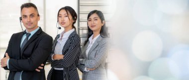 Ofiste çalışan, kulaklık takan iş adamları daha geniş görüşlü.