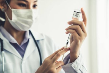 Yetenekli doktor aşıyı enjeksiyondan önce yeterince hazırlayın.