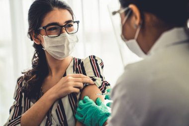 Genç bayan, aşı için yetenekli doktoru hastanede ziyaret ediyor.