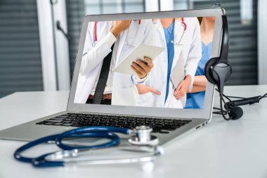 Doktorun hastayla aktif olarak konuşması için internet üzerinden teletıp görüntüsü
