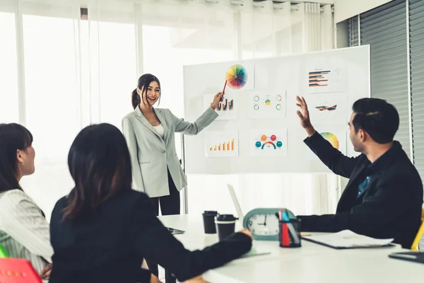 Empresários discutem proficientemente o projeto de trabalho enquanto estão sentados em círculo — Fotografia de Stock