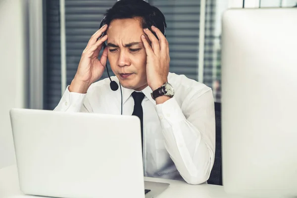 Homme d'affaires portant un casque travaillant activement au bureau — Photo