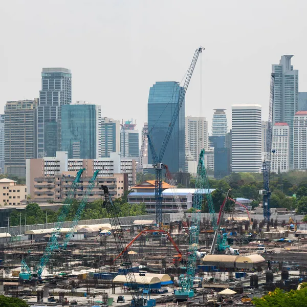 Panoramatický pohled na město a staveniště v metropoli — Stock fotografie