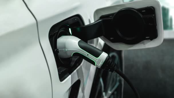 Estação de carregamento EV para carro elétrico em conceito de energia verde e energia eco — Vídeo de Stock