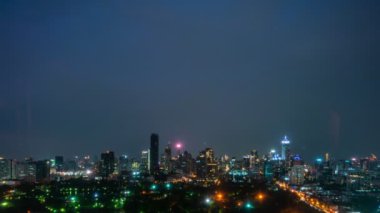 Metropolis şehir merkezindeki hızlandırılmış gece manzarası ve yüksek binalar