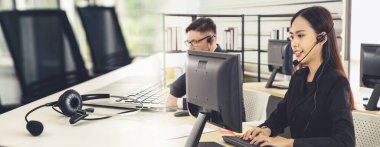 Ofiste çalışan, kulaklık takan iş adamları daha geniş görüşlü.