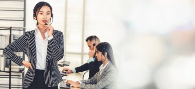 Ofiste çalışan, kulaklık takan iş adamları daha geniş görüşlü.