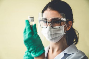 Yetenekli doktor aşıyı enjeksiyondan önce yeterince hazırlayın.