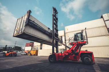 Denizaşırı nakliye için ağır makineli kargo konteynırı. .