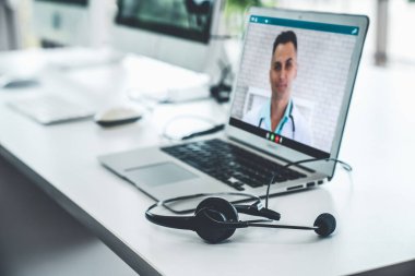 Doktorun hastayla aktif olarak konuşması için internet üzerinden teletıp görüntüsü